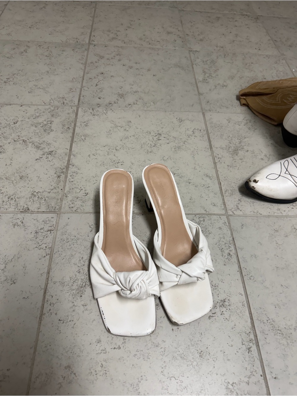 Entro Point White Knot-Front open toe Heeled Faux Leather Mules - Women size 8